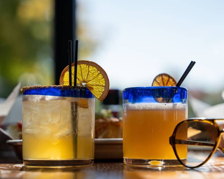 Happy Hour @ Mojos