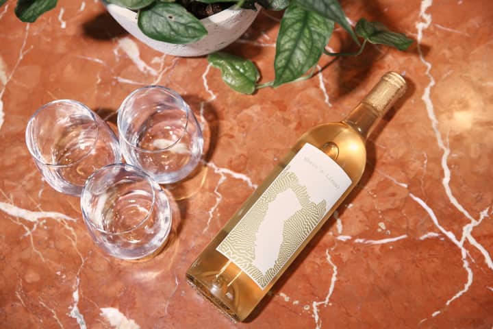 Two Hands: Wine Down Wednesday